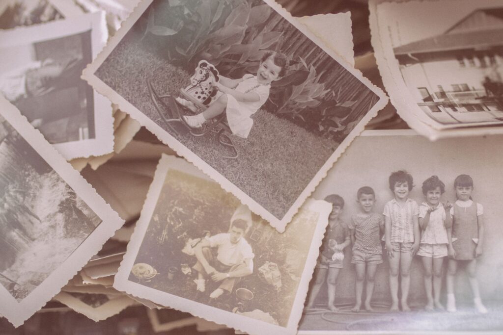Anciennes photos de famille et archives pour retrouver une nourrice en généalogie