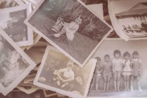 Anciennes photos de famille et archives pour retrouver une nourrice en généalogie